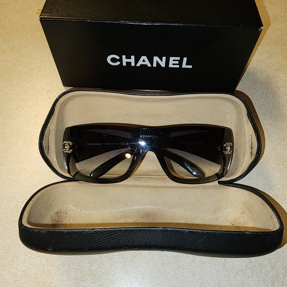 Authentic BLACK CHANEL SUNGLASSES/ SHADES - Picture 3 of 7